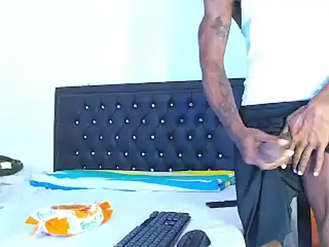 Snapshot of Damian_hart_24CM chatting on January 14, 3:47 pm Damian hart 24CM online show from January 14, 3:47 pm
