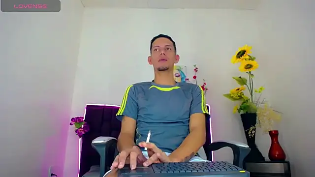 Snapshot of kevin__fox_ chatting on February 21, 7:32 pm kevin fox online show from February 21, 7:32 pm