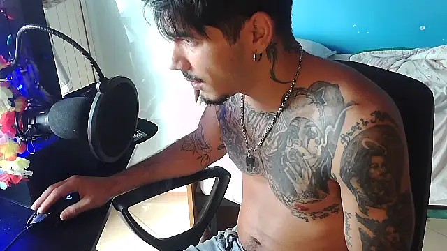 Snapshot of Badboyi1997 chatting on October 18, 2:00 pm Badboyi1997 online show from October 18, 2:00 pm