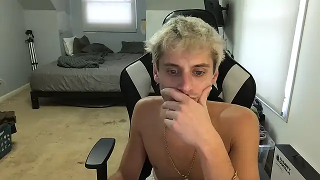 Snapshot of Dylansd chatting on February 9, 7:52 pm Dylansd online show from February 9, 7:52 pm