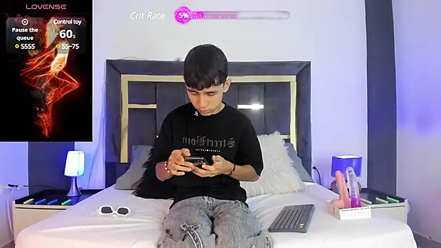 Thayler jones online show from December 7, 11:18 am