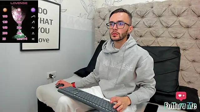 Snapshot of jakemagnus chatting on January 2, 12:57 pm jakemagnus online show from January 2, 12:57 pm