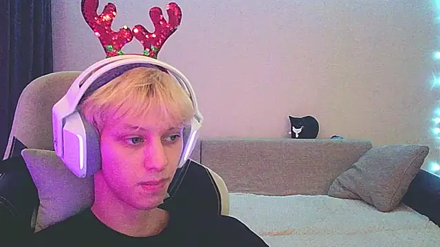 Snapshot of Ostin_meow chatting on December 18, 12:40 pm Ostin meow online show from December 18, 12:40 pm