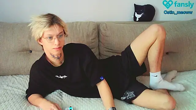 Snapshot of Ostin_meow chatting on February 27, 7:01 am Ostin meow online show from February 27, 7:01 am