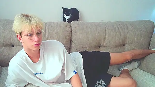 Snapshot of Ostin_meow chatting on December 8, 8:20 am Ostin meow online show from December 8, 8:20 am