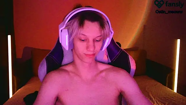 Snapshot of Ostin_meow chatting on March 14, 1:35 pm Ostin meow online show from March 14, 1:35 pm