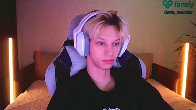 Snapshot of Ostin_meow chatting on February 9, 1:25 pm Ostin meow online show from February 9, 1:25 pm