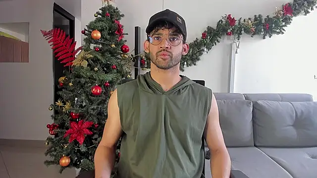 Snapshot of andrewChris_ chatting on December 20, 6:13 pm andrewChris  online show from December 20, 6:13 pm