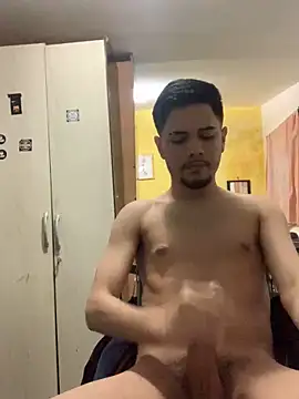 Snapshot of thguinho13 chatting on December 28, 3:47 am thguinho13 online show from December 28, 3:47 am