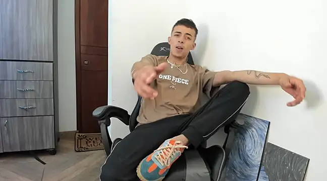 Snapshot of twink_latino5 chatting on February 21, 12:49 am twink latino5 online show from February 21, 12:49 am