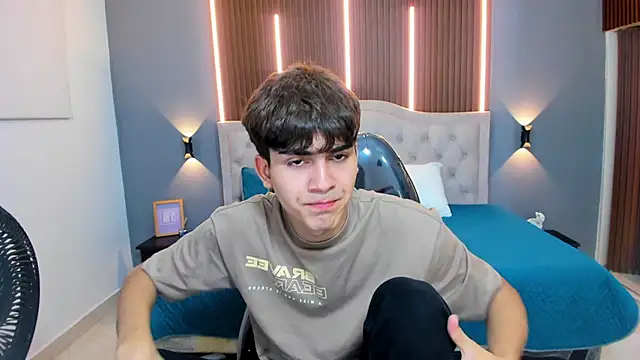 Snapshot of Tommy18__ chatting on September 21, 4:12 am Tommy18 online show from September 21, 4:12 am