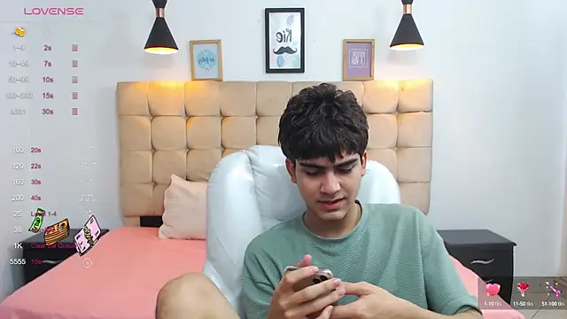Snapshot of Tommy18__ chatting on January 26, 6:49 am Tommy18 online show from January 26, 6:49 am