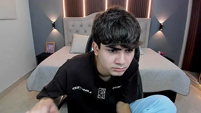 Tommy18   online show from December 3, 3:56 am