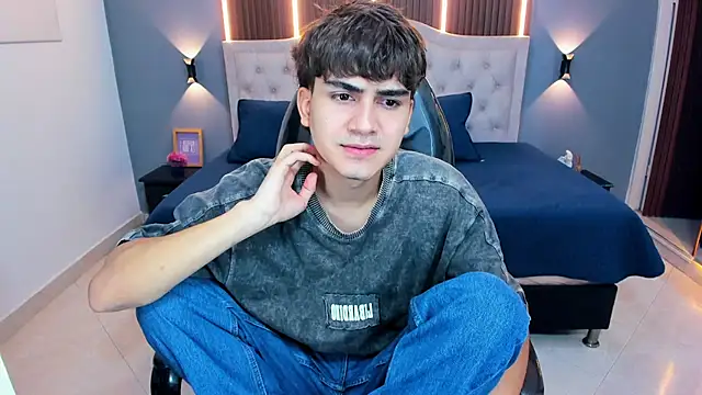 Tommy18   online show from April 19, 3:39 am