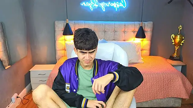 Snapshot of Tommy18__ chatting on March 9, 6:50 am Tommy18 online show from March 9, 6:50 am