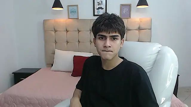 Snapshot of Tommy18__ chatting on January 21, 6:23 am Tommy18 online show from January 21, 6:23 am