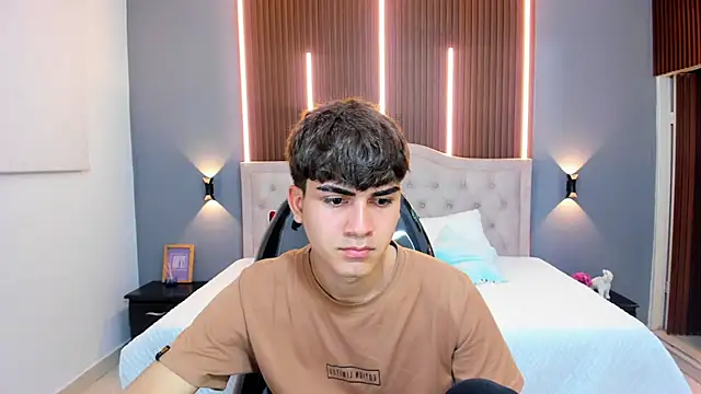 Snapshot of Tommy18__ chatting on October 15, 3:47 am Tommy18 online show from October 15, 3:47 am