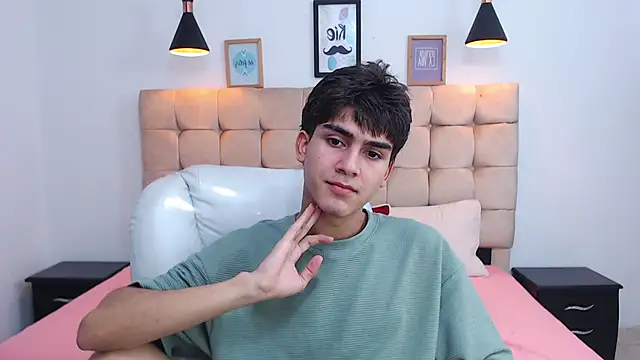 Snapshot of Tommy18__ chatting on January 23, 6:28 am Tommy18 online show from January 23, 6:28 am