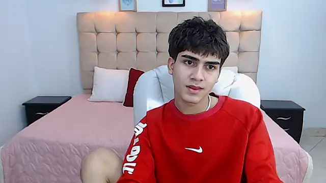Snapshot of Tommy18__ chatting on January 15, 6:12 am Tommy18 online show from January 15, 6:12 am