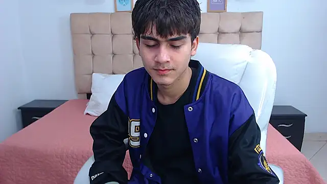 Snapshot of Tommy18__ chatting on February 6, 6:29 am Tommy18 online show from February 6, 6:29 am