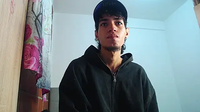 Snapshot of Alejandro_bigdick_x chatting on February 6, 7:35 am Alejandro bigdick x online show from February 6, 7:35 am