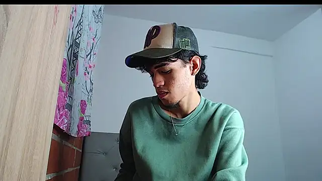 Snapshot of Alejandro_bigdick_x chatting on February 9, 6:54 am Alejandro bigdick x online show from February 9, 6:54 am