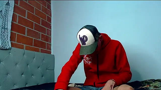 Snapshot of Alejandro_bigdick_x chatting on February 19, 7:28 am Alejandro bigdick x online show from February 19, 7:28 am