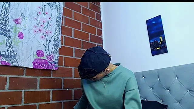 Snapshot of Alejandro_bigdick_x chatting on March 18, 5:45 am Alejandro bigdick x online show from March 18, 5:45 am