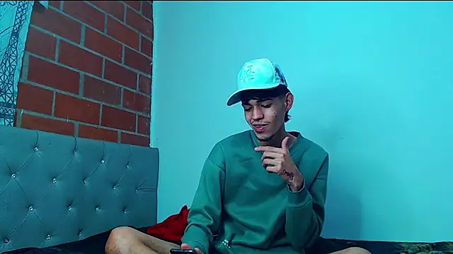 Snapshot of Alejandro_bigdick_x chatting on February 22, 5:55 am Alejandro bigdick x online show from February 22, 5:55 am