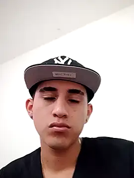 Snapshot of Latinos_2001 chatting on January 17, 2:18 pm Latinos 2001 online show from January 17, 2:18 pm