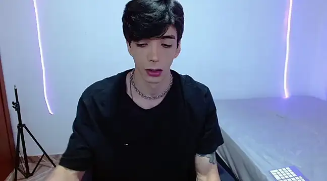 H3ll B0I online show from March 11, 3:26 am