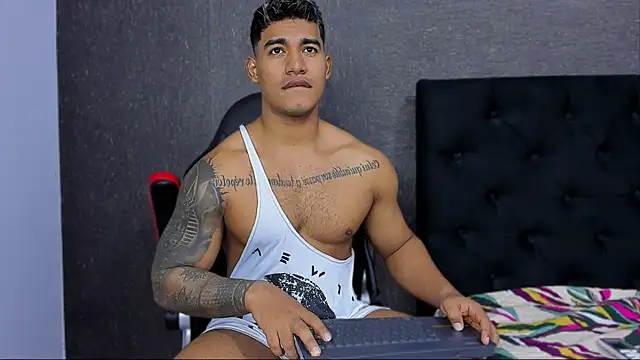 Snapshot of luigi_hot_ chatting on February 26, 3:42 am luigi hot online show from February 26, 3:42 am
