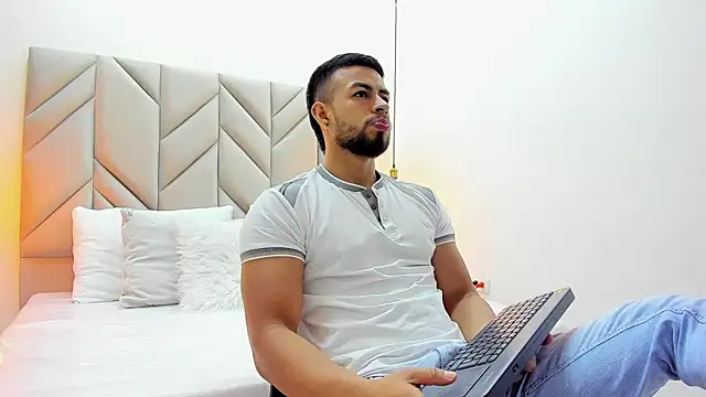 Snapshot of Eithan_Connorr chatting on March 22, 12:35 pm Eithan Connorr online show from March 22, 12:35 pm
