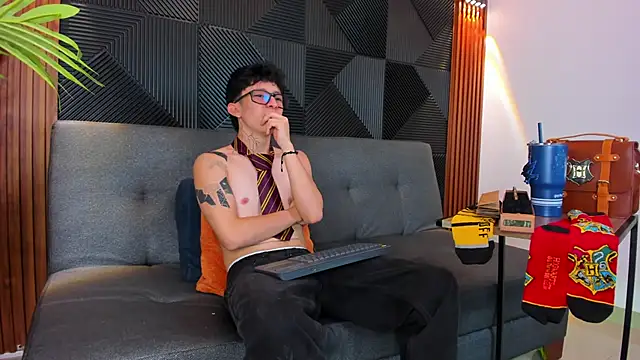 Snapshot of troy_rouge chatting on March 22, 7:09 pm troy rouge online show from March 22, 7:09 pm