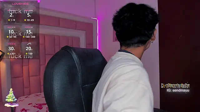 OliverTwinky online show from November 20, 4:34 am