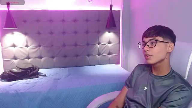 OliverTwinky online show from March 22, 4:24 am