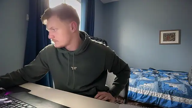 lustylyndon online show from April 12, 7:48 pm