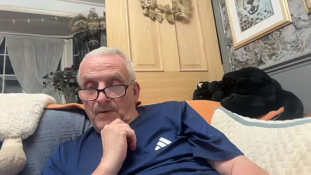 poggles online show from April 1, 8:50 pm