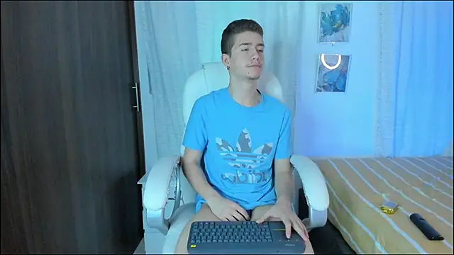 Snapshot of ThiagooJames chatting on September 13, 2:45 am ThiagooJames online show from September 13, 2:45 am