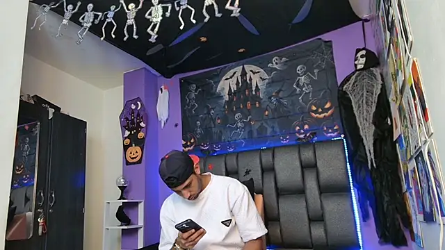 ashtoncooperr online show from October 23, 7:06 pm