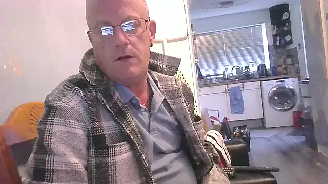 Snapshot of hefin18 chatting on February 19, 4:55 pm hefin18 online show from February 19, 4:55 pm