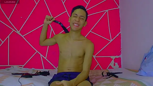 dylan apol0 online show from December 17, 5:04 am