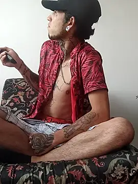 Snapshot of Tattoboy19cm chatting on October 3, 4:01 pm Tattoboy19cm online show from October 3, 4:01 pm
