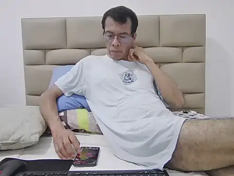 skinnylatino51 online show from September 21, 12:22 am