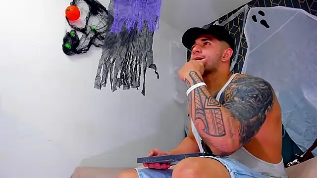 Snapshot of king_falconer chatting on October 12, 3:22 am king falconer online show from October 12, 3:22 am