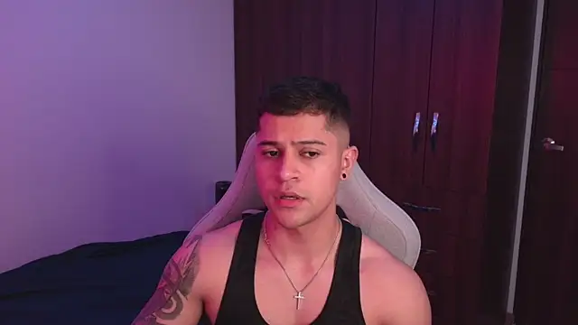 Snapshot of domsantiago_ chatting on October 15, 1:35 am domsantiago online show from October 15, 1:35 am