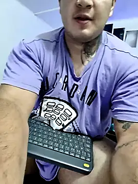 Snapshot of thiago__cp01 chatting on October 13, 6:52 am thiago  cp01 online show from October 13, 6:52 am