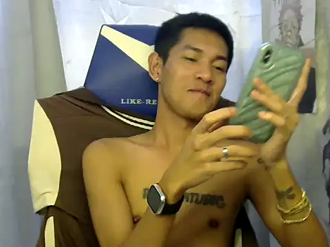 Snapshot of riks_tyler chatting on October 7, 3:32 am riks tyler online show from October 7, 3:32 am