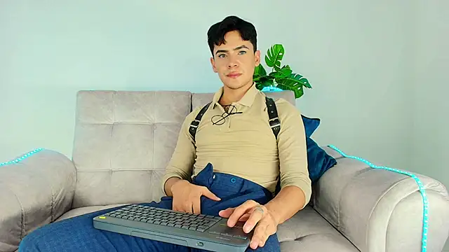 Snapshot of CamiiGuzmanX chatting on September 24, 8:51 pm CamiiGuzmanX online show from September 24, 8:51 pm