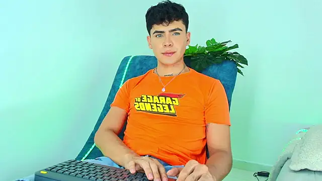 CamiiGuzmanX online show from November 19, 8:20 pm